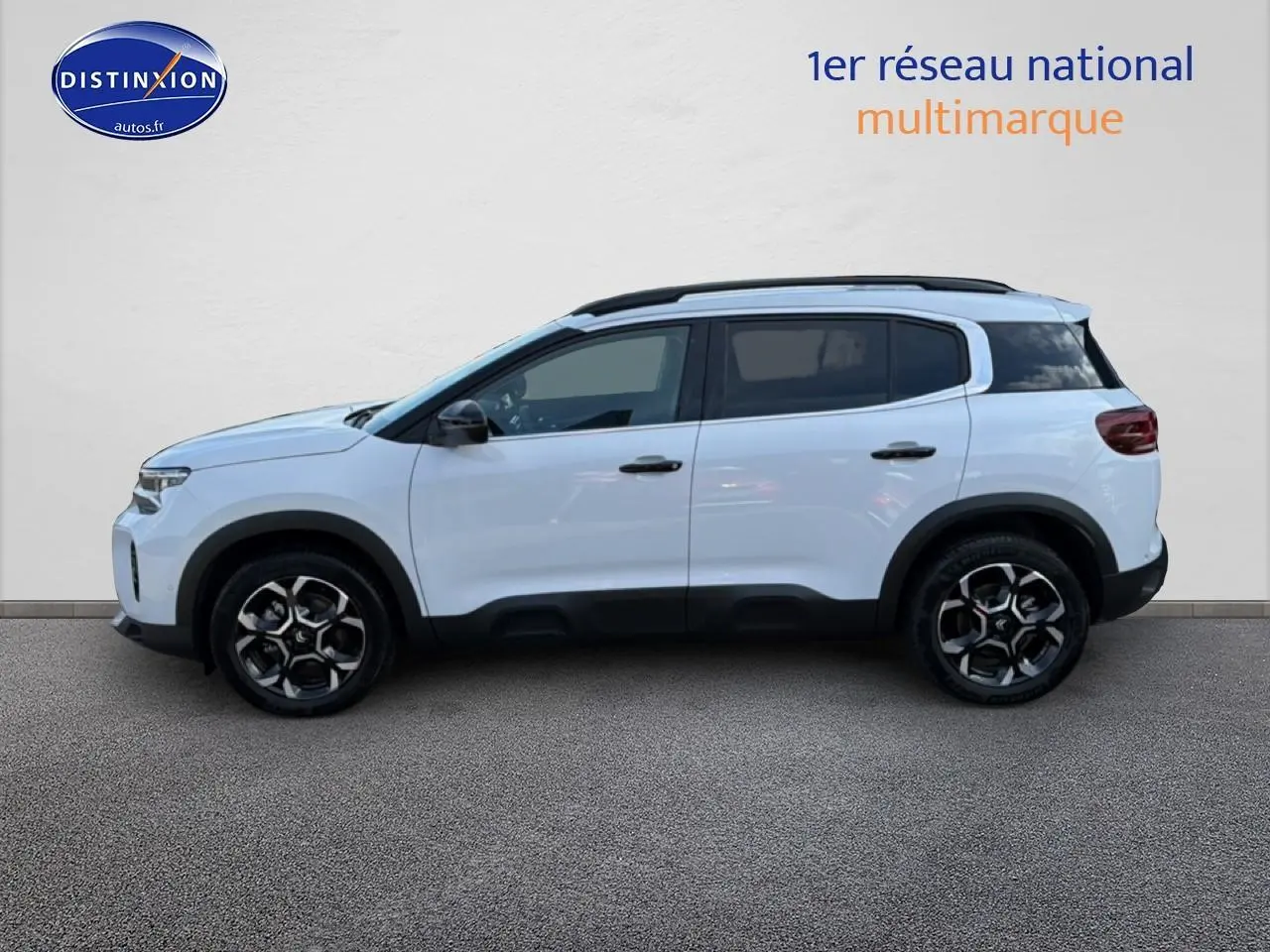 Profil droit du Citroën C5 Aircross blanc 2025 avec jantes alu noires et toit noir contrasté.