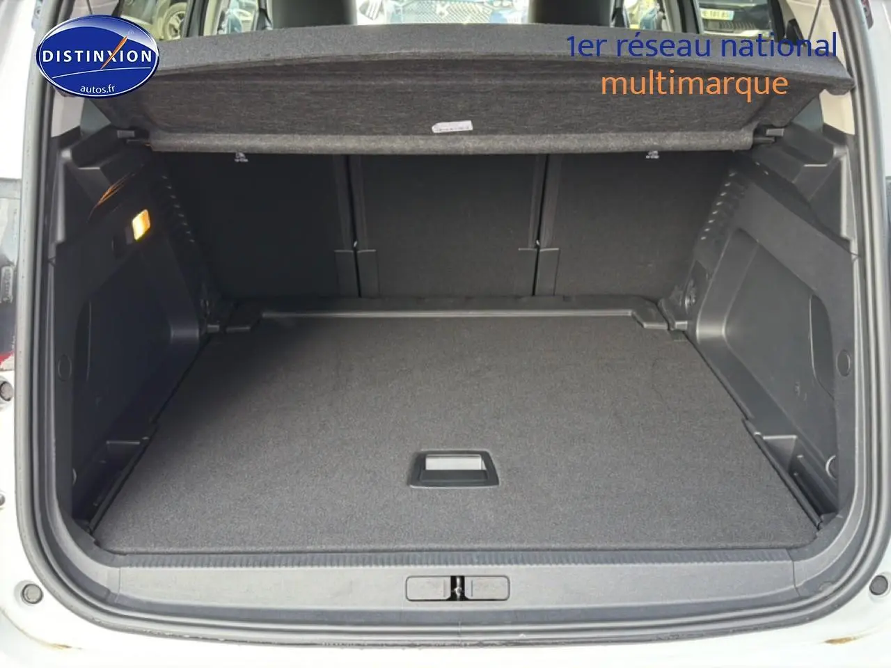 Coffre ouvert vu de l'arrière d'un Citroën C5 Aircross blanc, montrant un espace de chargement propre et spacieux.