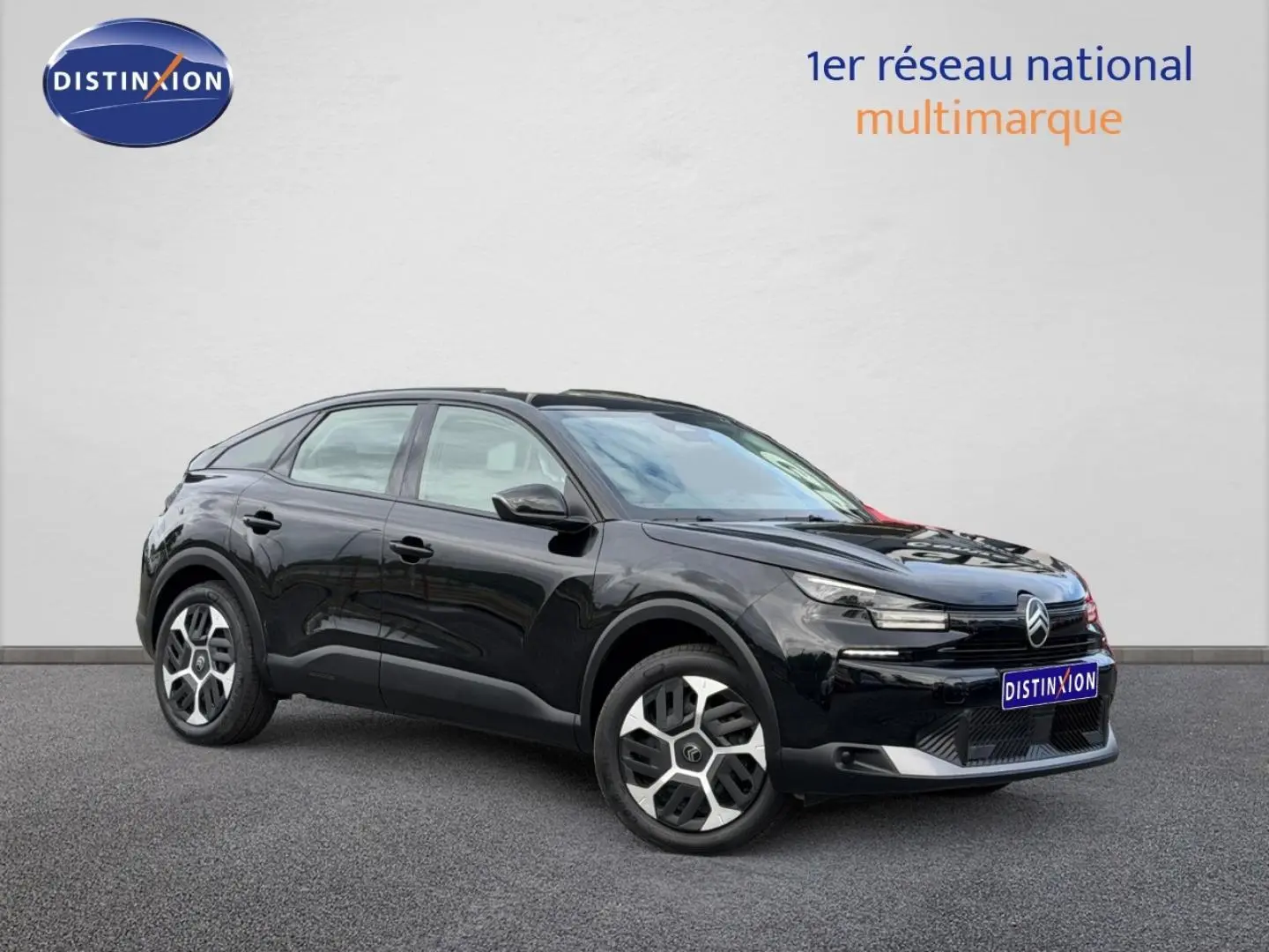 Citroën C4 1.2 Hybride noir Perla Nera vue 3/4 avant droit avec jantes alu et phares LED modernes.