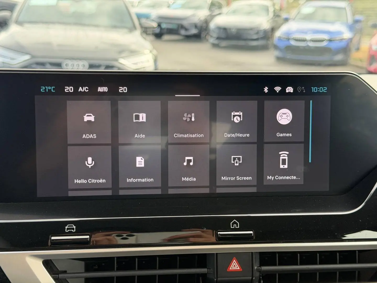 Écran tactile central de la Citroën C4 1.2 Hybride 145ch en intérieur, affichant les options multimédia et climatisation.