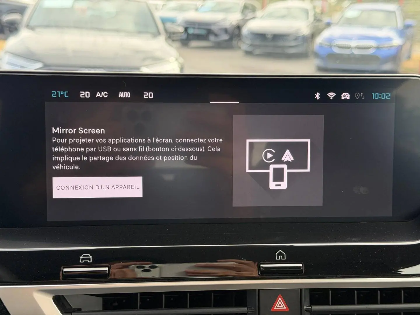 Écran tactile central de la Citroën C4 1.2 Hybride 2025 affichant la fonction Mirror Screen en intérieur noir.