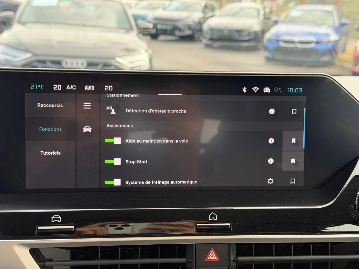 Écran tactile central de la Citroën C4 hybride 2025 affichant les aides à la conduite et la climatisation.