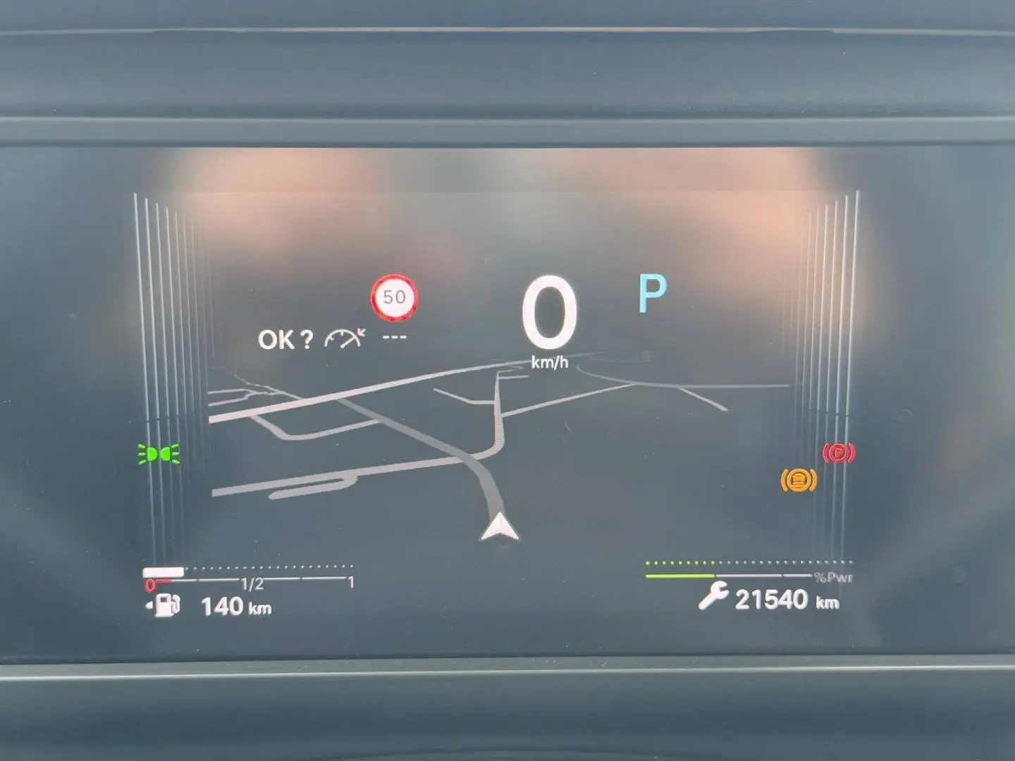 Affichage tête haute numérique de la Citroën C4 hybride noire, montrant la navigation et les alertes au tableau de bord.
