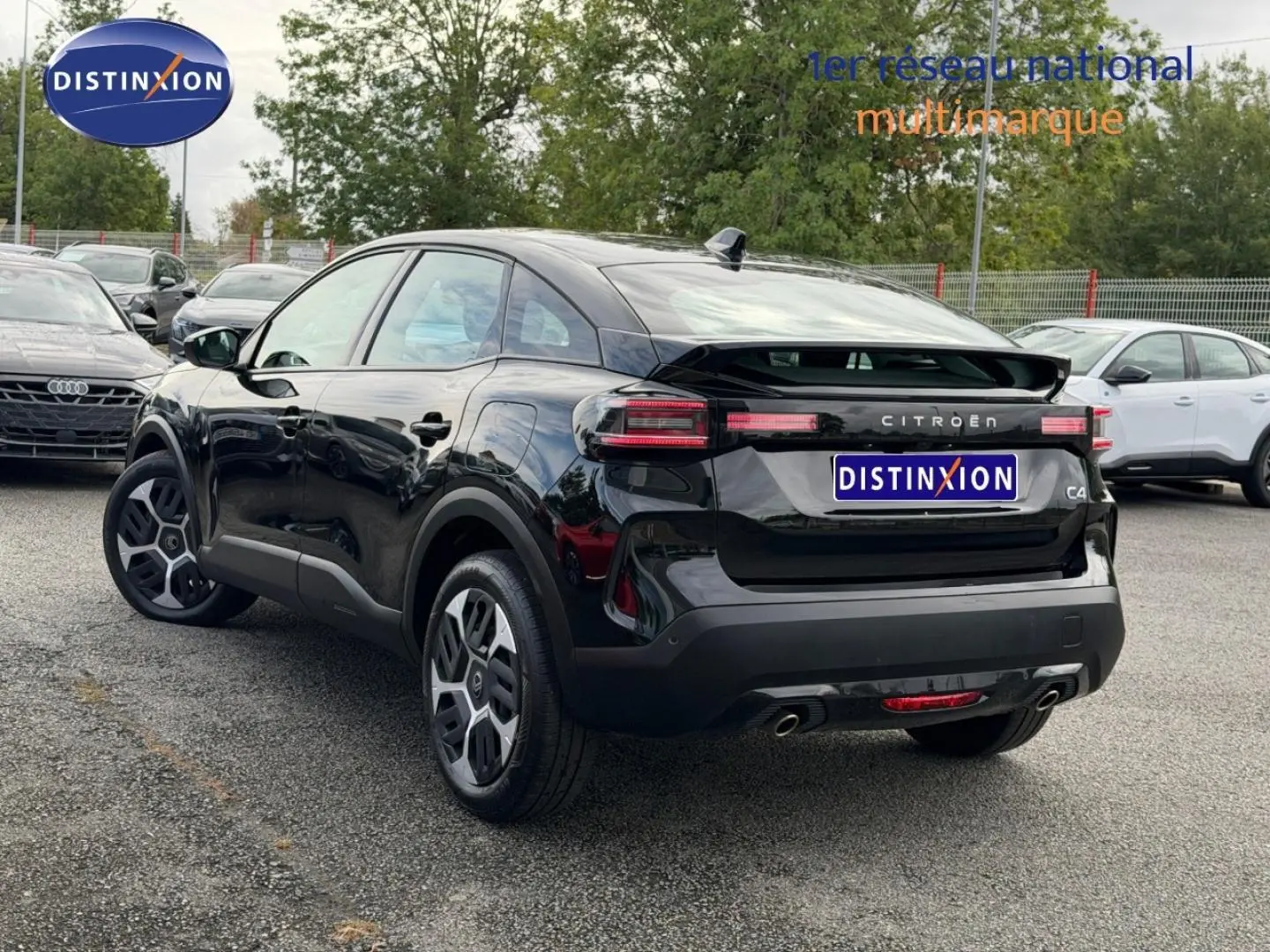 Citroën C4 hybride noire vue 3/4 arrière droit avec jantes alu et feux arrière LED distinctifs.