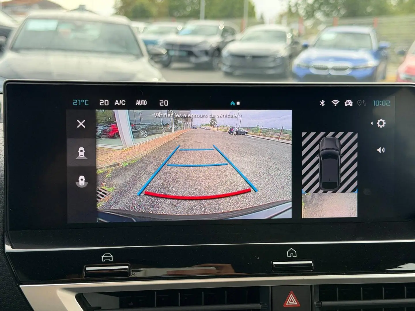 Écran tactile intérieur montrant la caméra de recul et l'affichage de guidage du Citroën C4 noir Perla Nera.