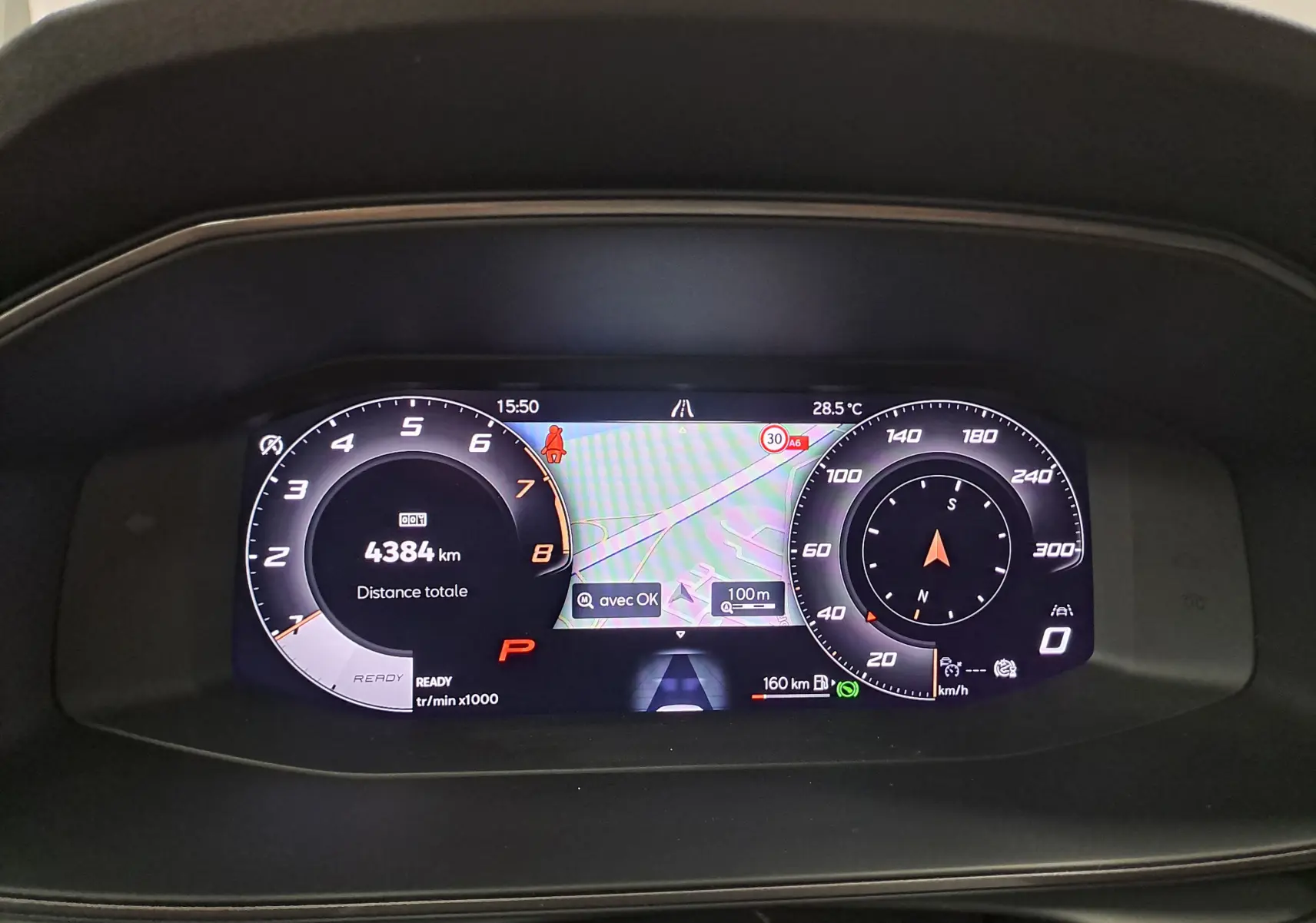 Tableau de bord numérique de la CUPRA Leon 2025 affichant la navigation, compte-tours et vitesse, vue frontale.