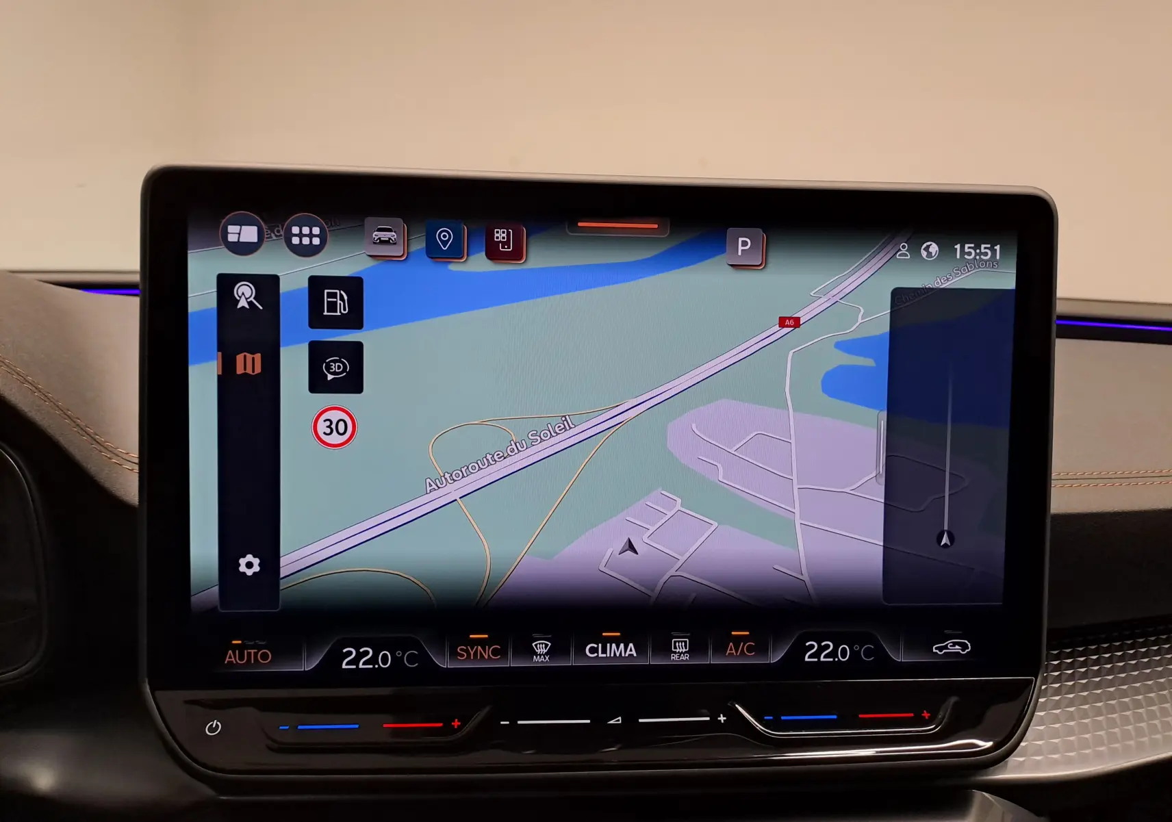 Écran tactile central du tableau de bord du CUPRA Leon 2025 affichant la navigation et le contrôle climatique.