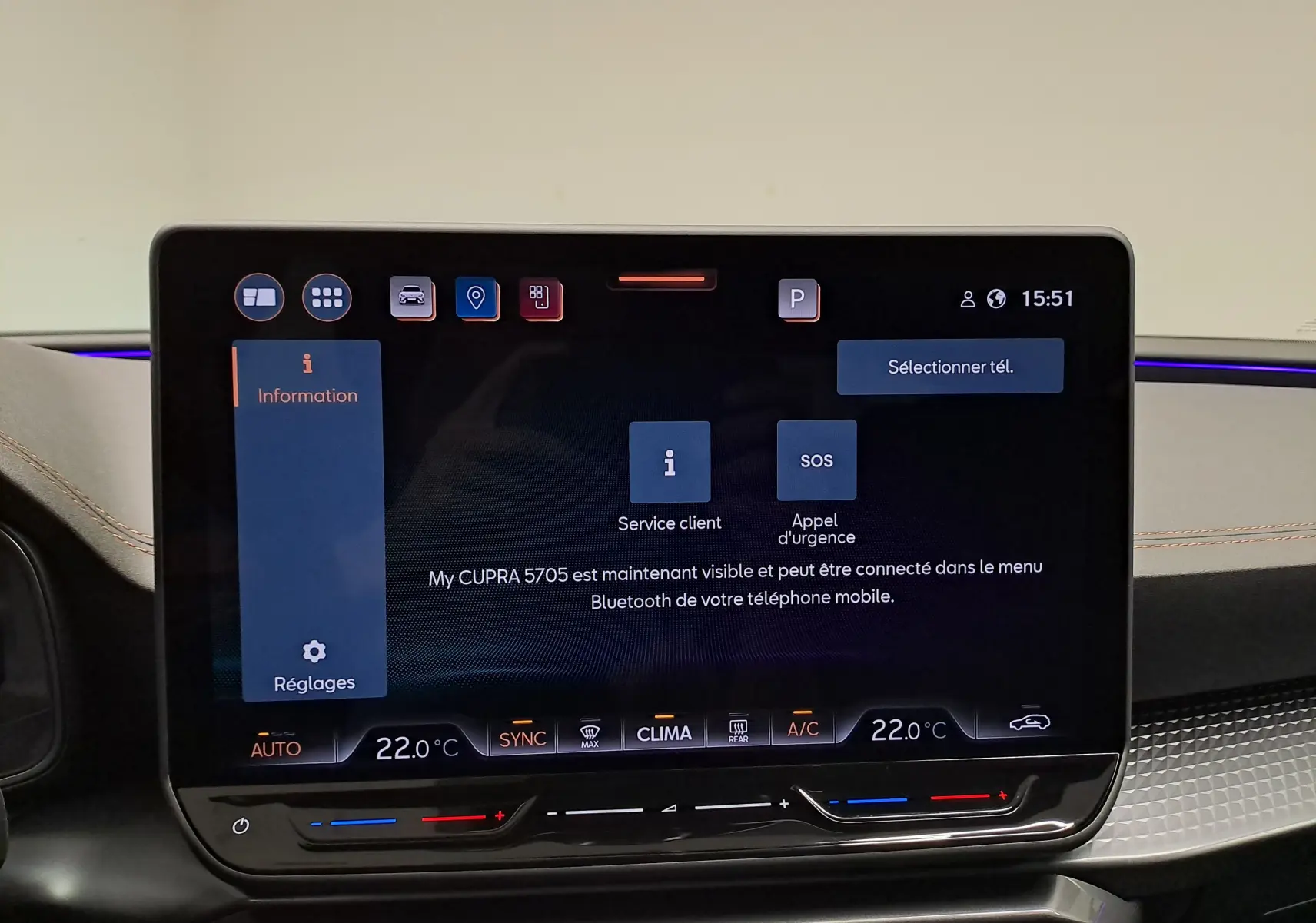 Écran tactile central de la CUPRA Leon 2025 avec interface connectée et commandes climatisation à 22°C.