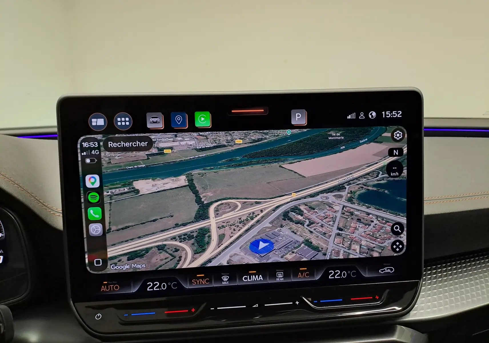 Écran tactile central du tableau de bord affichant la navigation GPS dans une CUPRA Leon 2025, ambiance intérieure moderne.