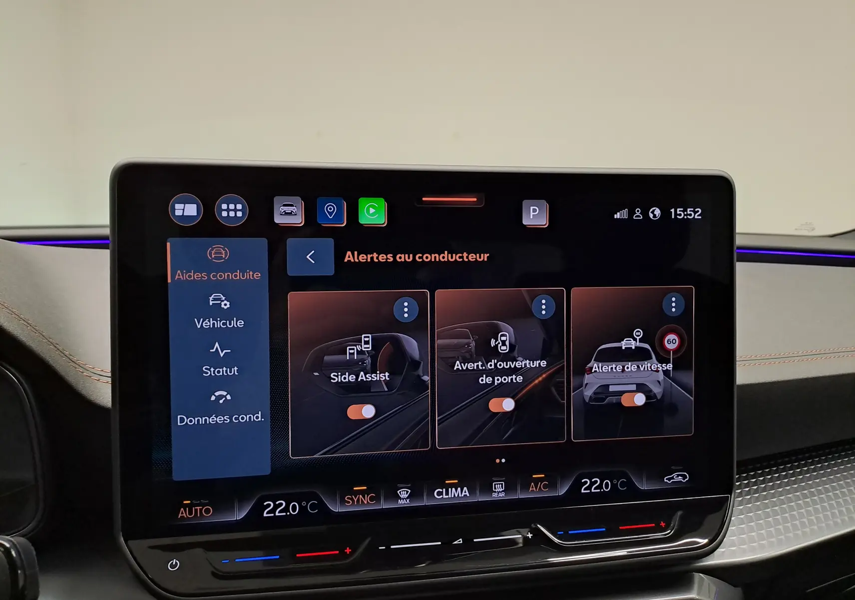 Écran tactile intérieur de la CUPRA Leon 2025 affichant les alertes au conducteur et la climatisation à 22°C.