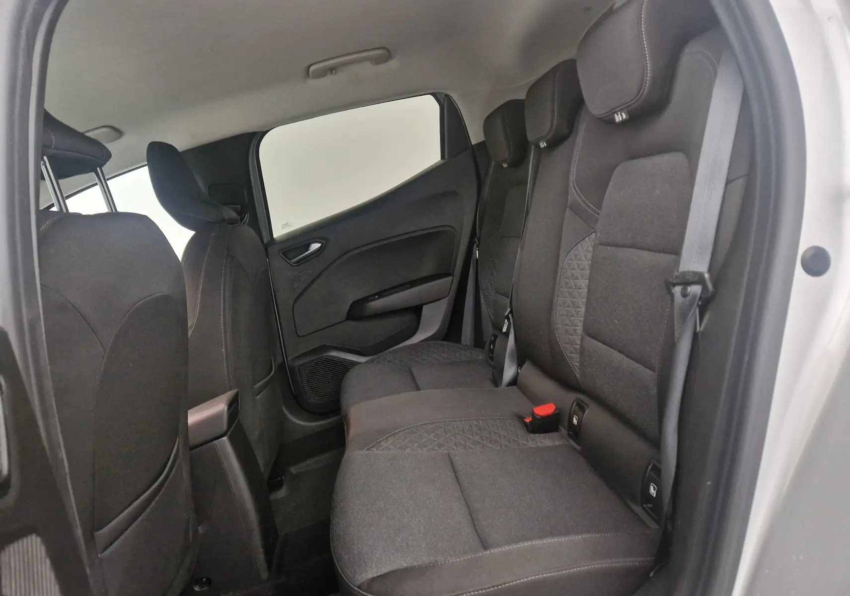 Vue intérieure côté droit des sièges arrière noirs avec motifs géométriques de la Renault Clio V gris platine 2021.