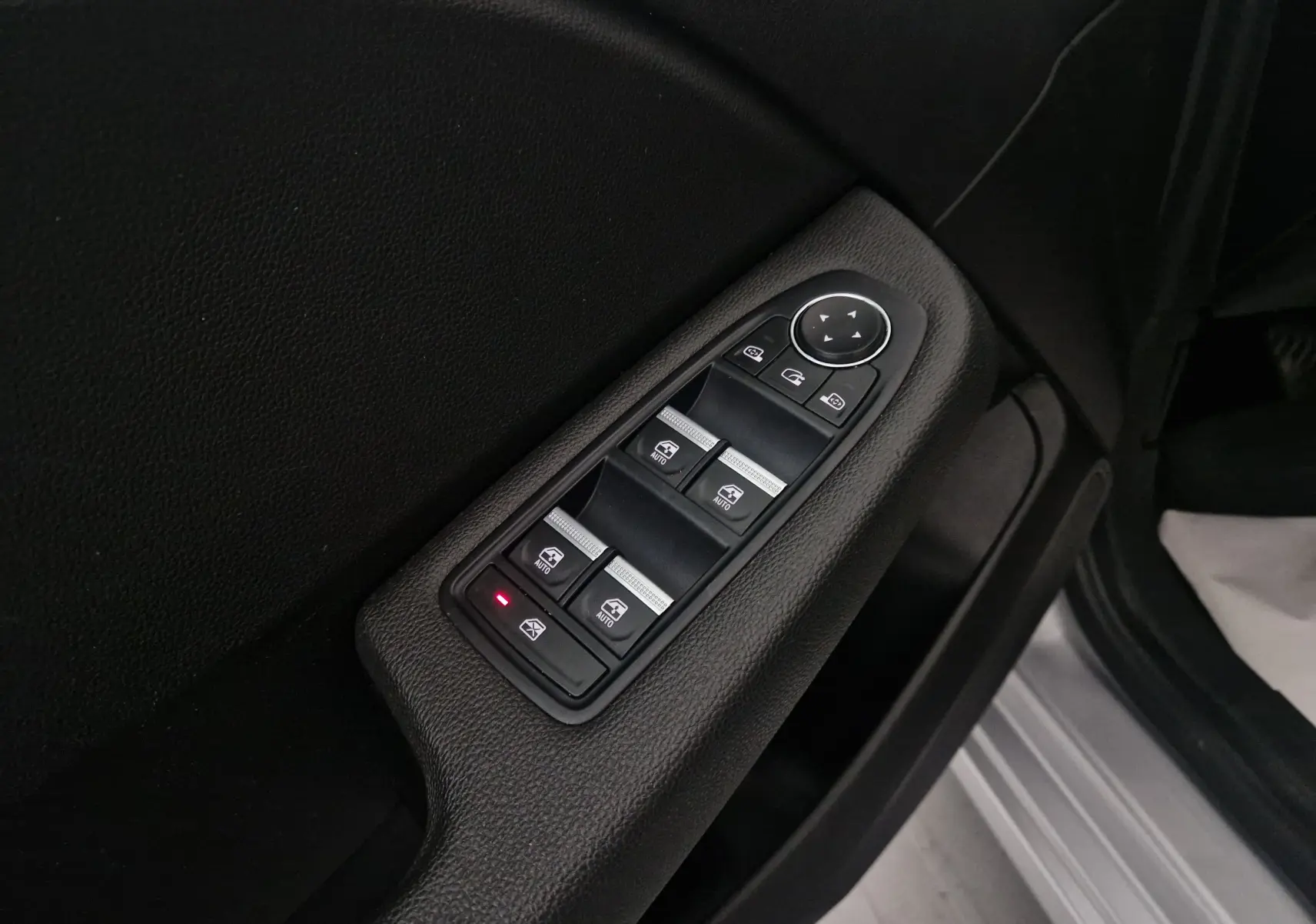 Panneau de commandes des vitres électriques côté gauche intérieur d'une Renault Clio V gris platine, 2021.