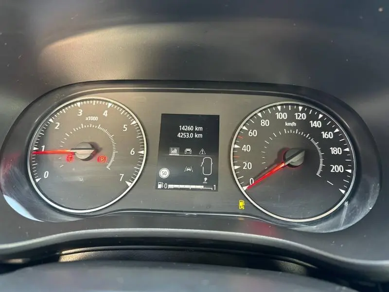Tableau de bord de Dacia Sandero Stepway 2025 montrant compte-tours, vitesse et écran central avec indicateurs GPL et kilométrage.