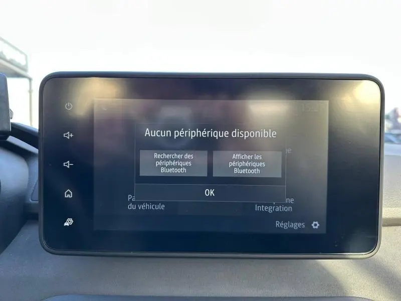 Écran tactile central du tableau de bord de la Dacia Sandero Stepway 2025 affichant un message Bluetooth sans périphérique connecté.