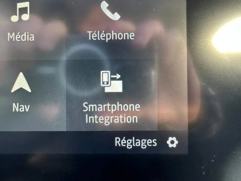 Écran tactile du système multimédia de la Dacia Sandero 2025 affichant les options Média, Téléphone et Navigation.