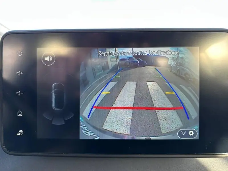 Affichage de la caméra de recul du Dacia Sandero Stepway Extreme 2025 en Kaki Lichen, vue arrière avec lignes de guidage colorées.