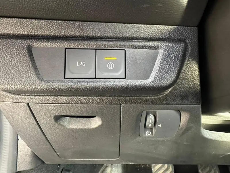 Gros plan sur les commandes LPG et verrouillage centralisé du tableau de bord noir de la Dacia Sandero Stepway Extreme 2025.