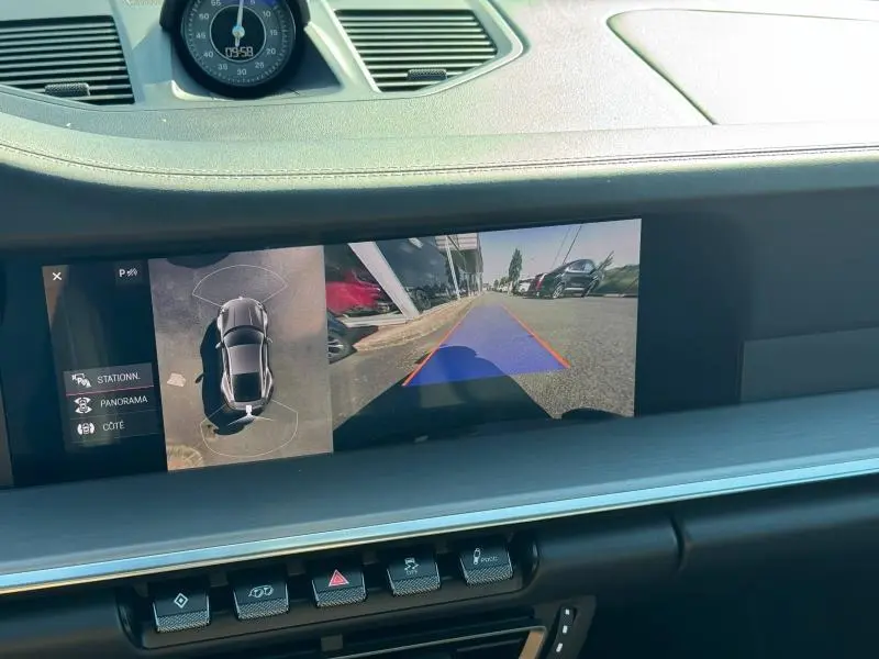 Écran tactile intérieur de Porsche 911 Turbo S 2020 montrant la caméra de recul et l'affichage 360° en vue arrière.