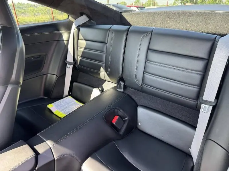 Vue intérieure sur les sièges arrière noirs en cuir de la Porsche 911 Turbo S 2020, avec ceinture grise et détails en surpiqûres blanches.