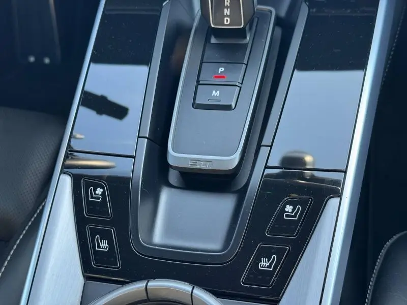 Gros plan sur la console centrale noire de la Porsche 911 Turbo S 2020 avec levier de vitesse et commandes de sièges chauffants et ventilés.