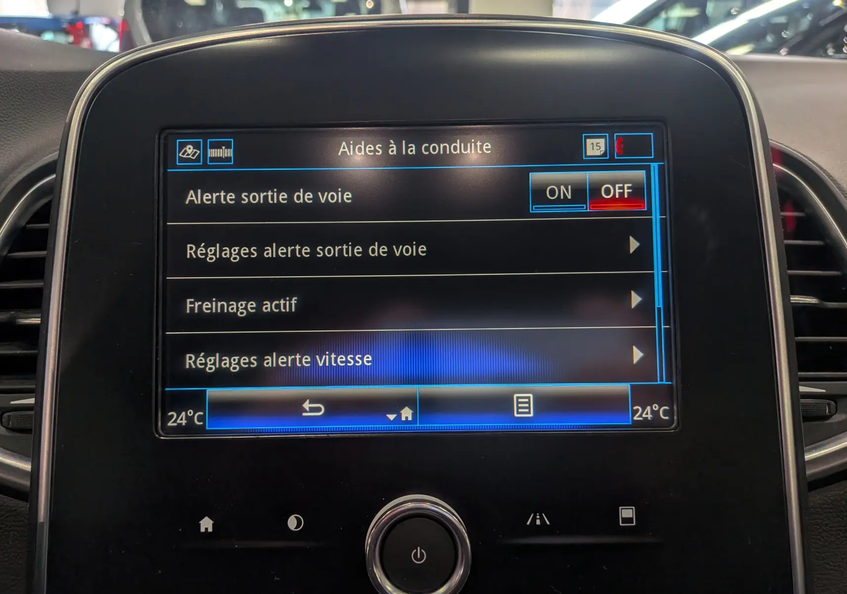 Écran tactile central du Renault Grand Scenic IV affichant les réglages des aides à la conduite, intérieur noir.