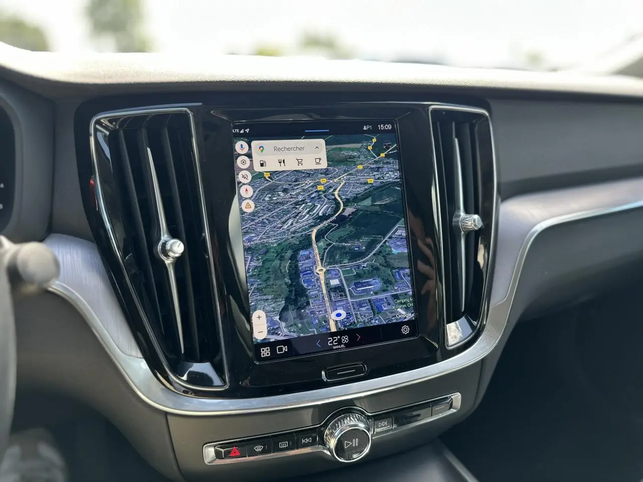 Vue rapprochée de la console centrale tactile du Volvo S60 2024, affichant un GPS en mode carte.