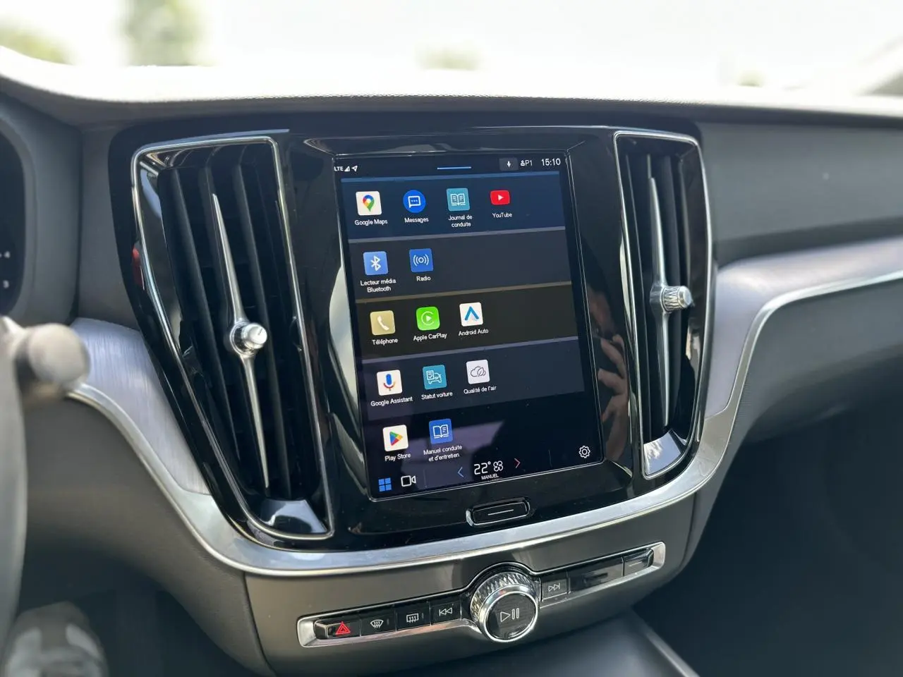Écran tactile central vertical du tableau de bord de la Volvo S60 2024 avec interface Apple CarPlay et Android Auto.