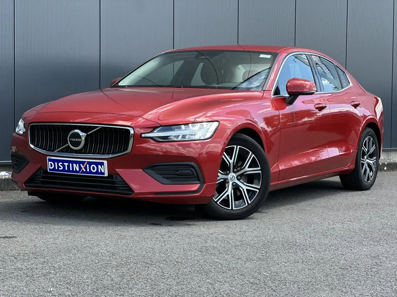 Volvo S60 rouge Fusion vue 3/4 avant droit, jantes alliage 17 pouces et calandre chromée distinctive.
