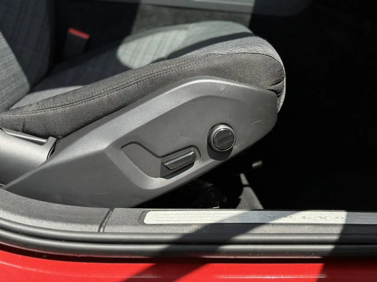 Détail du réglage électrique du siège avant côté conducteur sur Volvo S60 Rouge Fusion 2024.