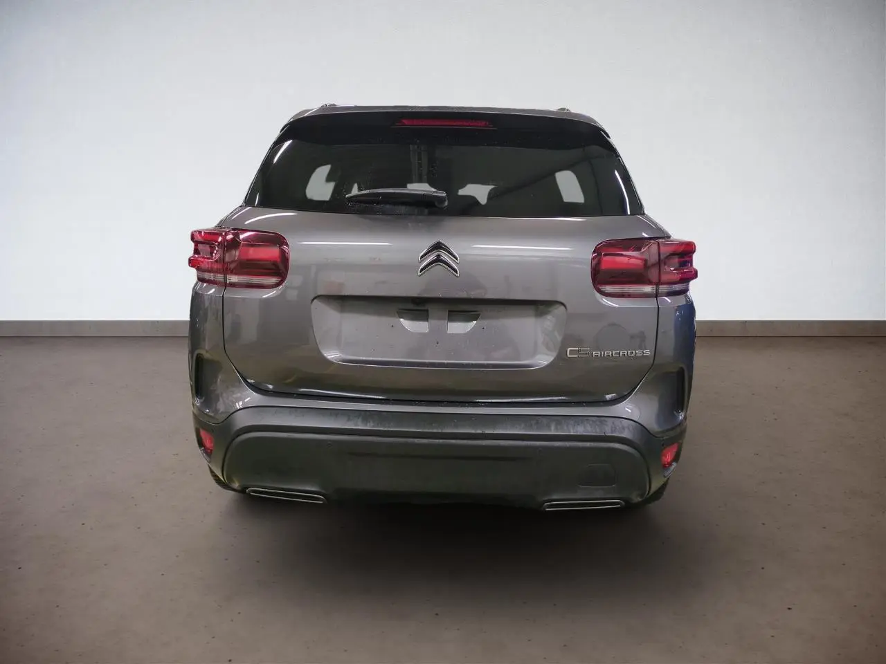 Vue arrière d’un Citroën C5 Aircross Hybrid gris Platinium avec hayon électrique et feux arrière LED 3D.