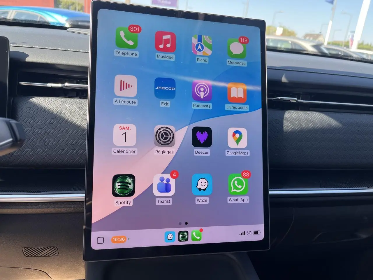 Vue rapprochée de l’écran tactile central du JAECOO J7 2026, affichant des applications connectées dans un intérieur noir.