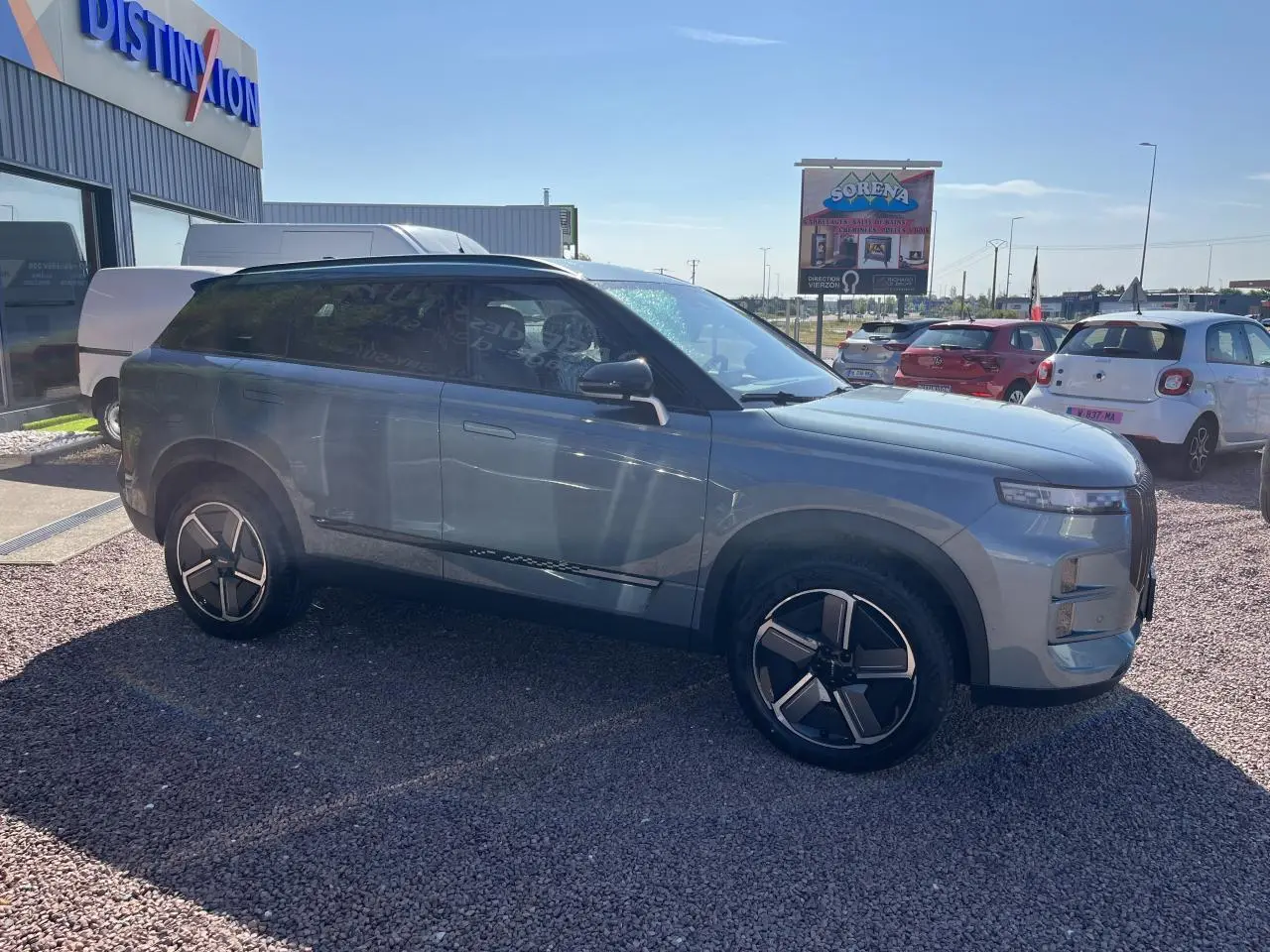 SUV JAECOO J7 gris olive vu de profil côté gauche, avec jantes modernes et vitres arrière surteintées.