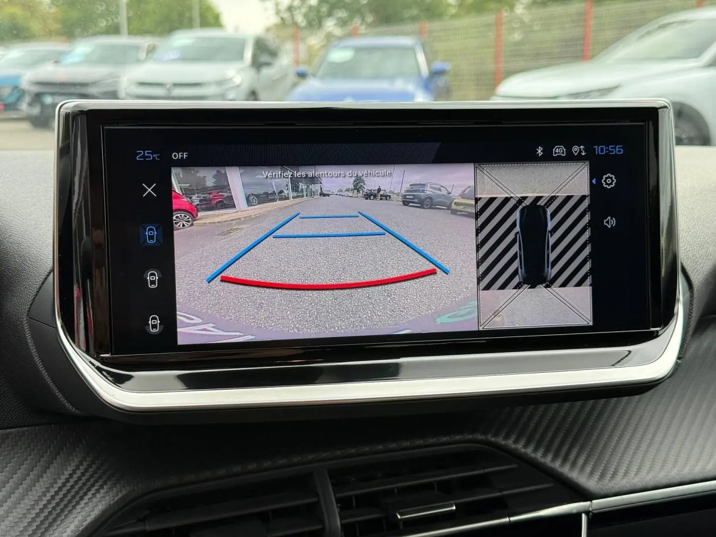 Écran tactile intérieur de la Peugeot 208 2025 montrant la caméra de recul et l’aide au stationnement.
