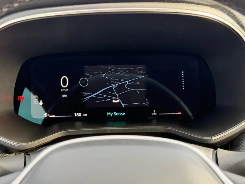 Vue rapprochée du tableau de bord numérique de la Renault Clio 1.0 Eco-G 100ch Techno avec affichage GPS et mode My Sense.