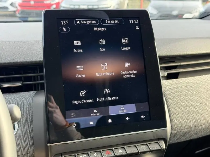 Écran tactile central de la Renault Clio 1.0 Eco-G 100ch Techno 2025, affichant le menu Réglages, intérieur gris.