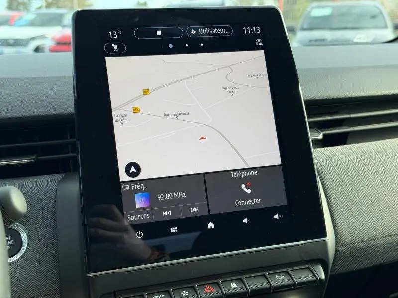 Écran tactile central de la Renault Clio 1.0 Eco-G 100ch Techno 2025 affichant GPS et options multimédia.