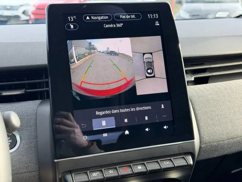Écran tactile intérieur de Renault Clio 2025 montrant la caméra de recul et la vue 360° du véhicule rouge Flamme.