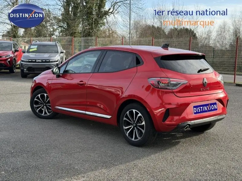 Renault Clio 2025 Rouge Flamme vue 3/4 arrière droit, jantes alu et feux arrière LED visibles.