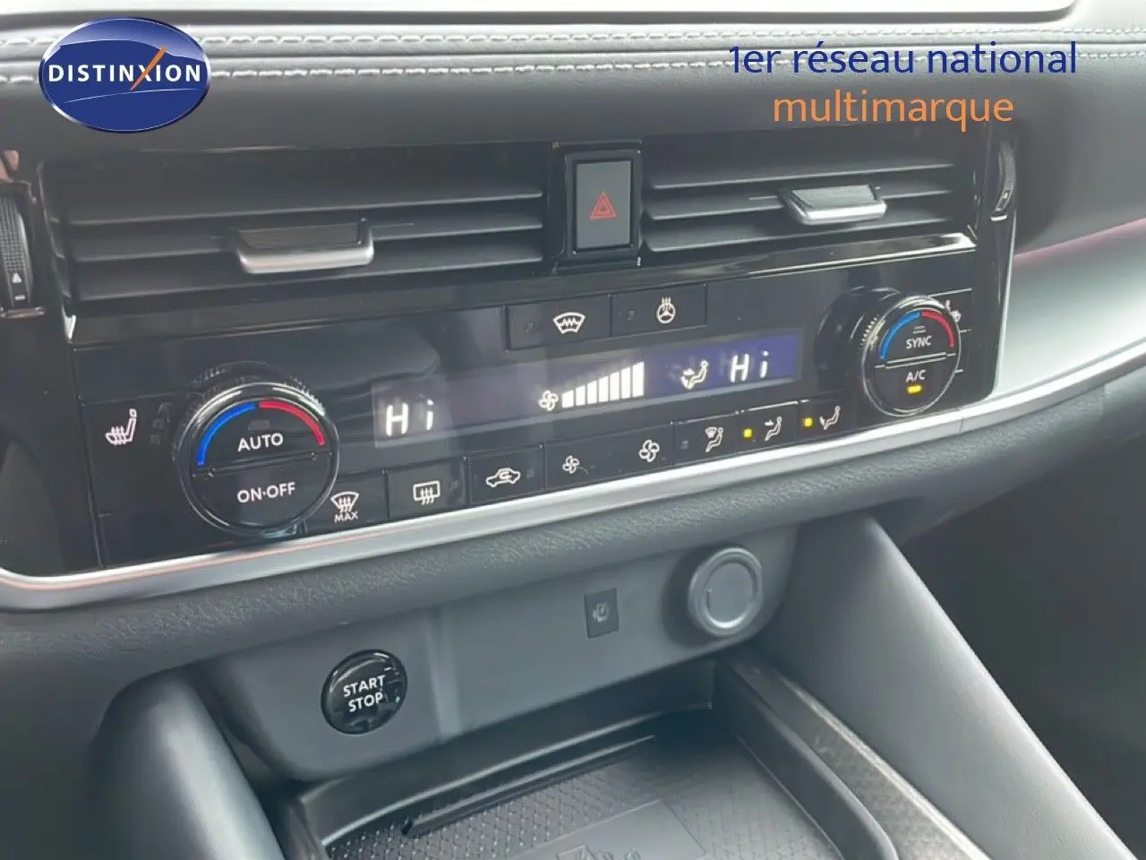 Tableau de bord du Nissan Qashqai 2025 en gros plan, montrant la console centrale avec commandes de climatisation digitales.