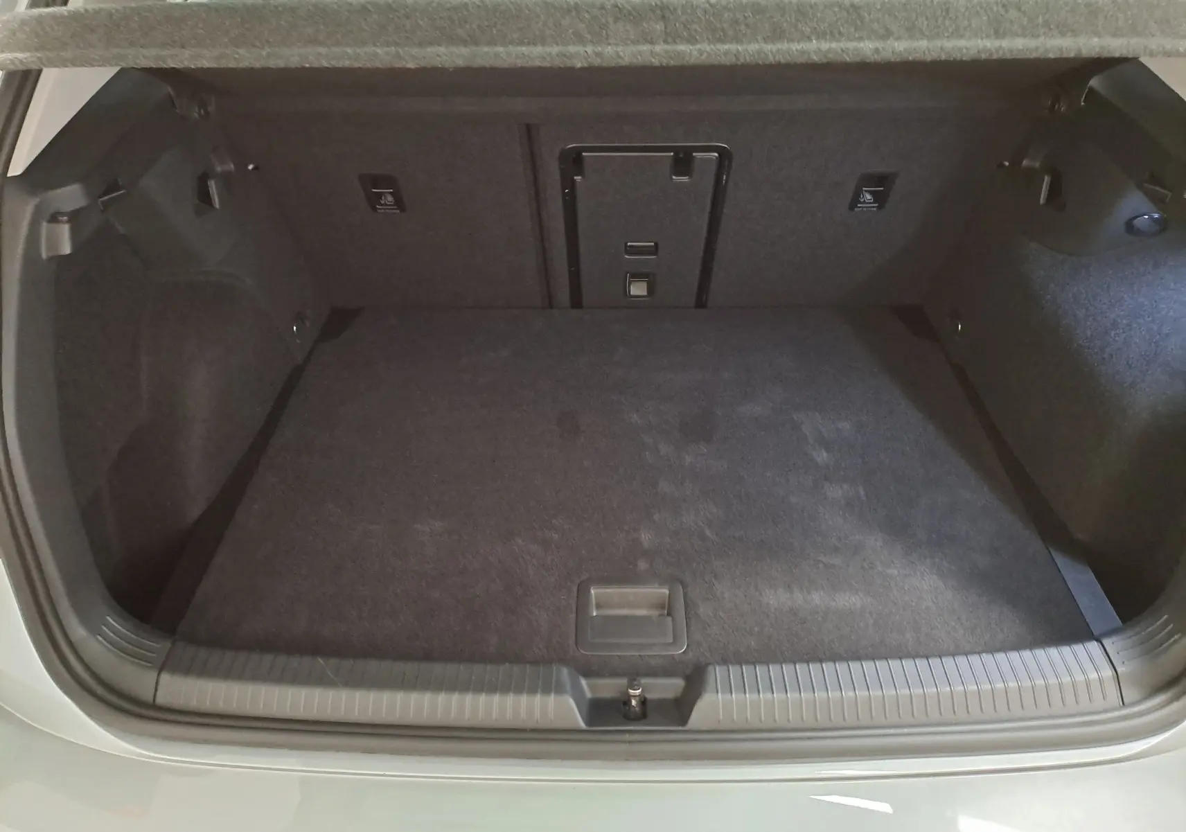 Coffre ouvert vu de l'arrière d'une Volkswagen Golf 1.5 eTSI 116 BVM6 VW Edition en Argent Dolomite.