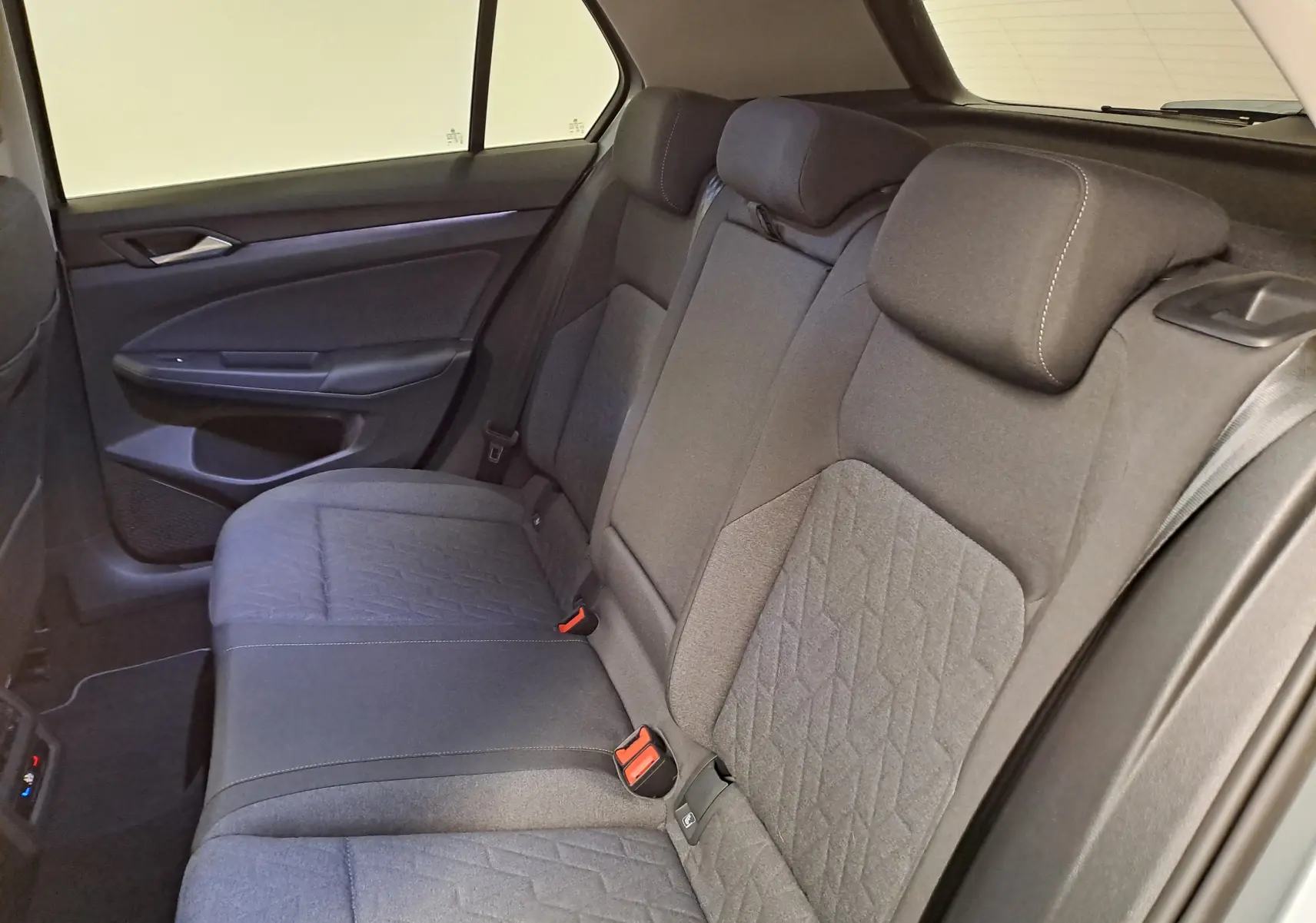 Vue intérieure côté droit des sièges arrière gris foncé de la Volkswagen Golf 1.5 eTSI 116 BVM6 VW Edition 2025.