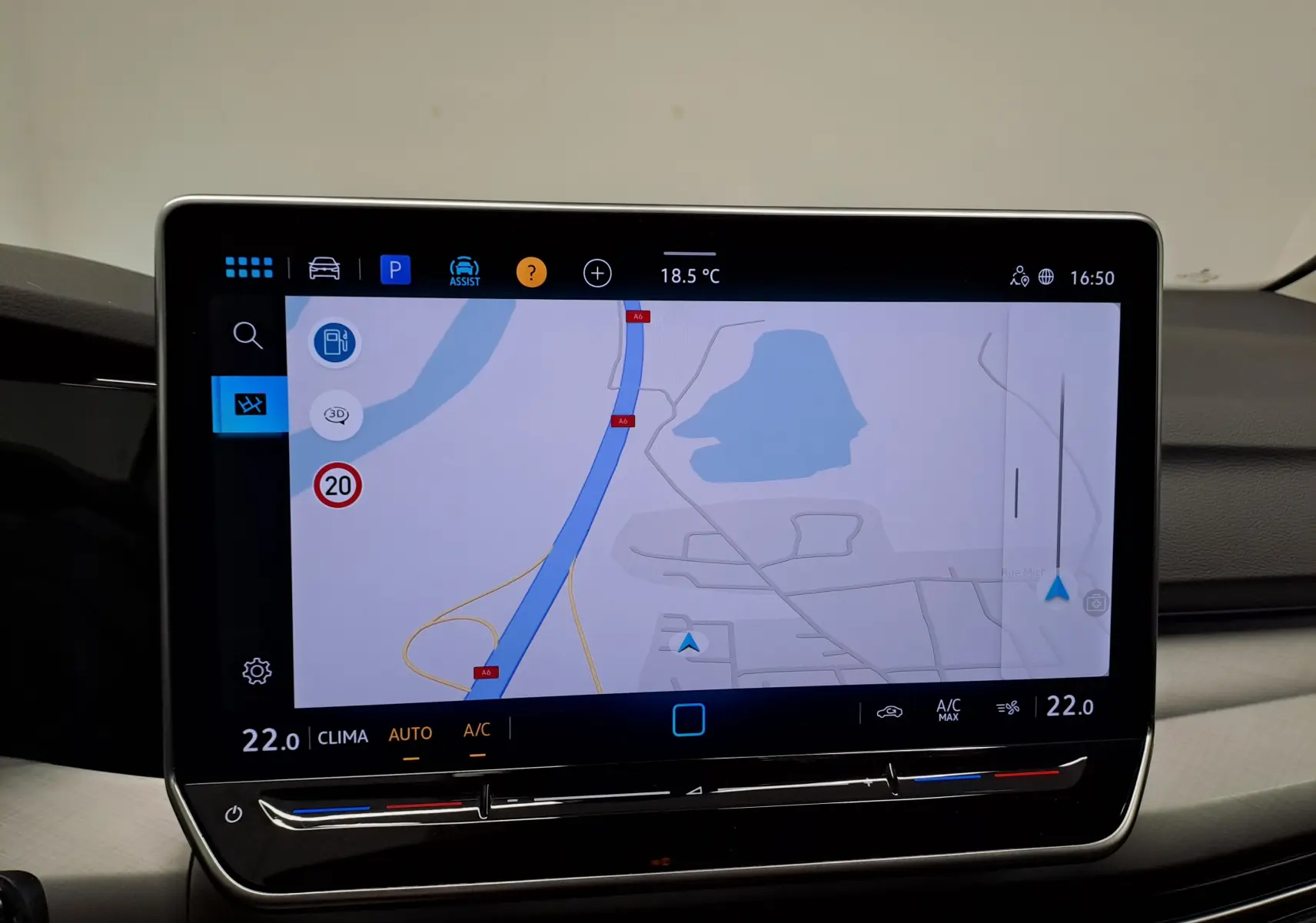 Écran tactile central du tableau de bord de la Volkswagen Golf 1.5 eTSI 2025 affichant la navigation et la climatisation.