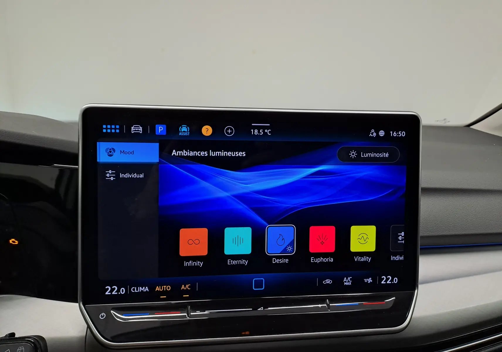 Écran tactile central de la Volkswagen Golf 1.5 eTSI 2025 affichant les options d’ambiances lumineuses, intérieur noir et gris.