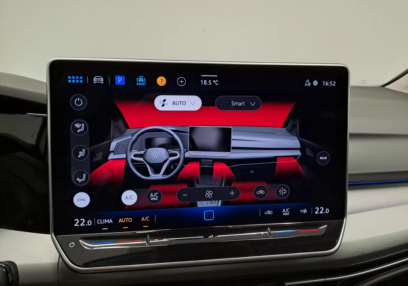 Écran tactile central de la Volkswagen Golf 1.5 eTSI 2025 affichant la gestion automatique de la climatisation.