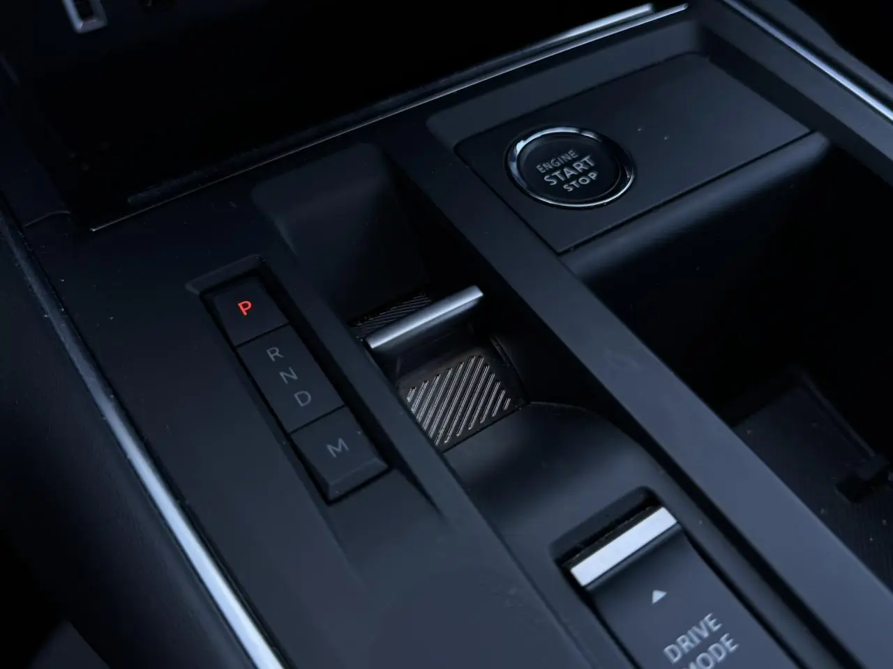 Gros plan sur la console centrale noire du Citroën C5 Aircross Hybrid 2025, montrant le bouton start/stop et la commande de boîte automatique.