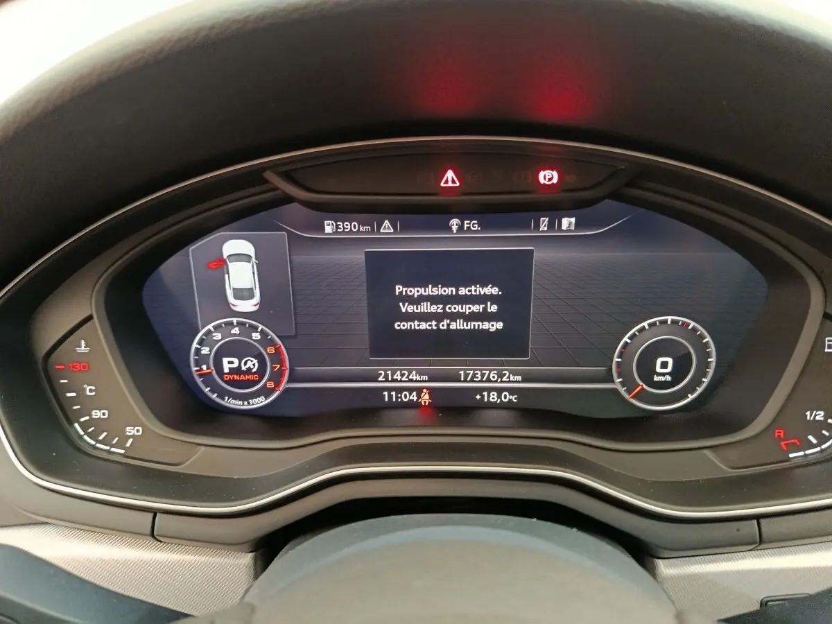 Tableau de bord numérique de l'Audi A5 40 TFSI 2019, affichage multifonctions avec message d'alerte au centre.