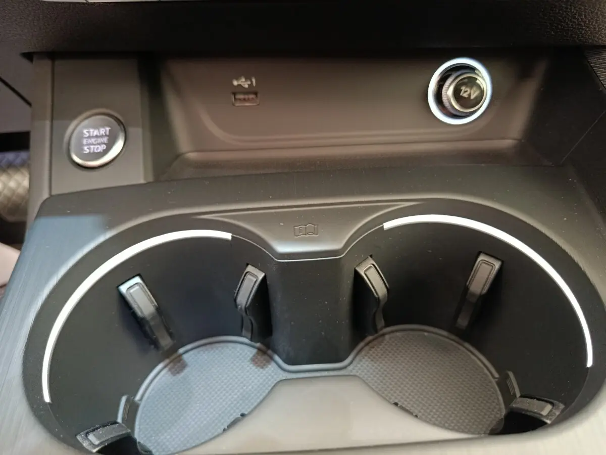 Gros plan sur les porte-gobelets et le bouton start/stop dans l’habitacle noir de l’Audi A5 40 TFSI 2019.