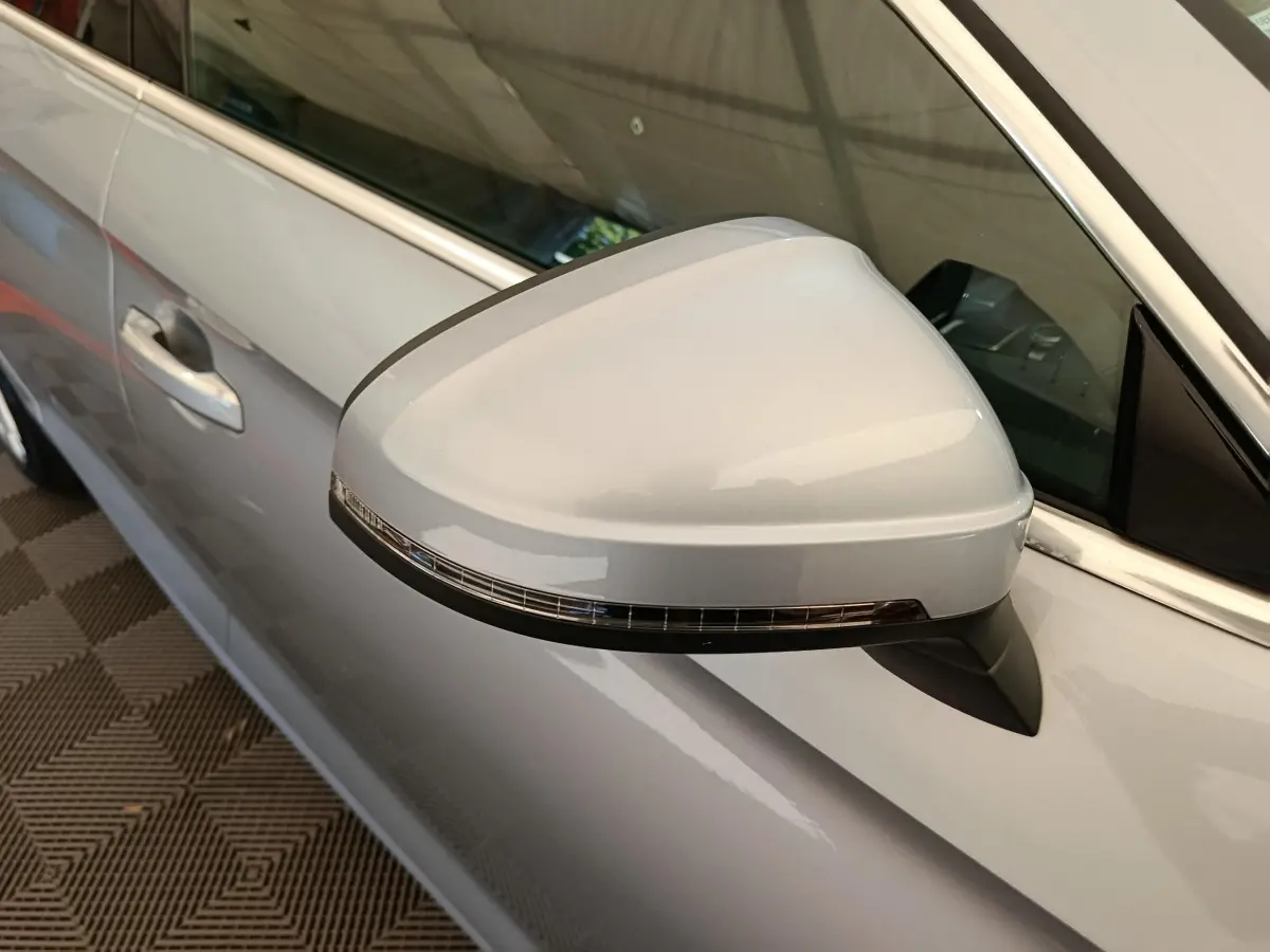 Rétroviseur droit gris clair de l'Audi A5 40 TFSI 2019 avec clignotant intégré, vue rapprochée côté passager.