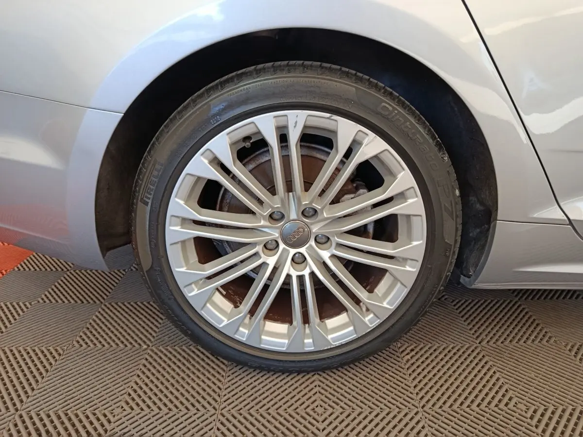 Gros plan sur la roue avant droite gris clair d'une Audi A5 40 TFSI 2019 avec jante alliage multi-branches.