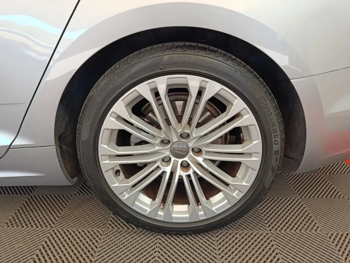 Gros plan sur la roue arrière droite gris clair d'une Audi A5 40 TFSI avec jante alliage multi-branches.